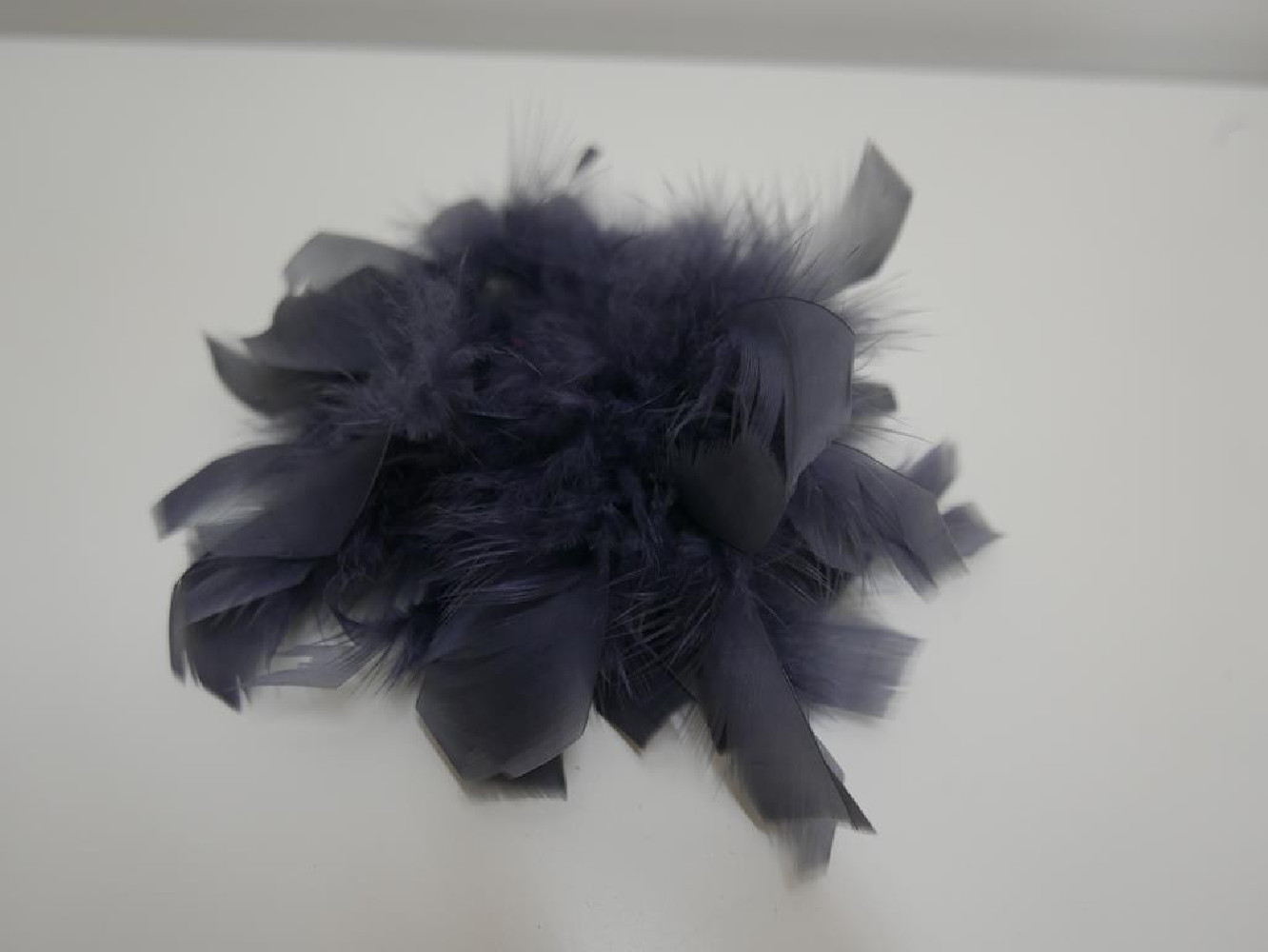 Kwiat z piór szary stroik do włosów , sukni, kapelusza