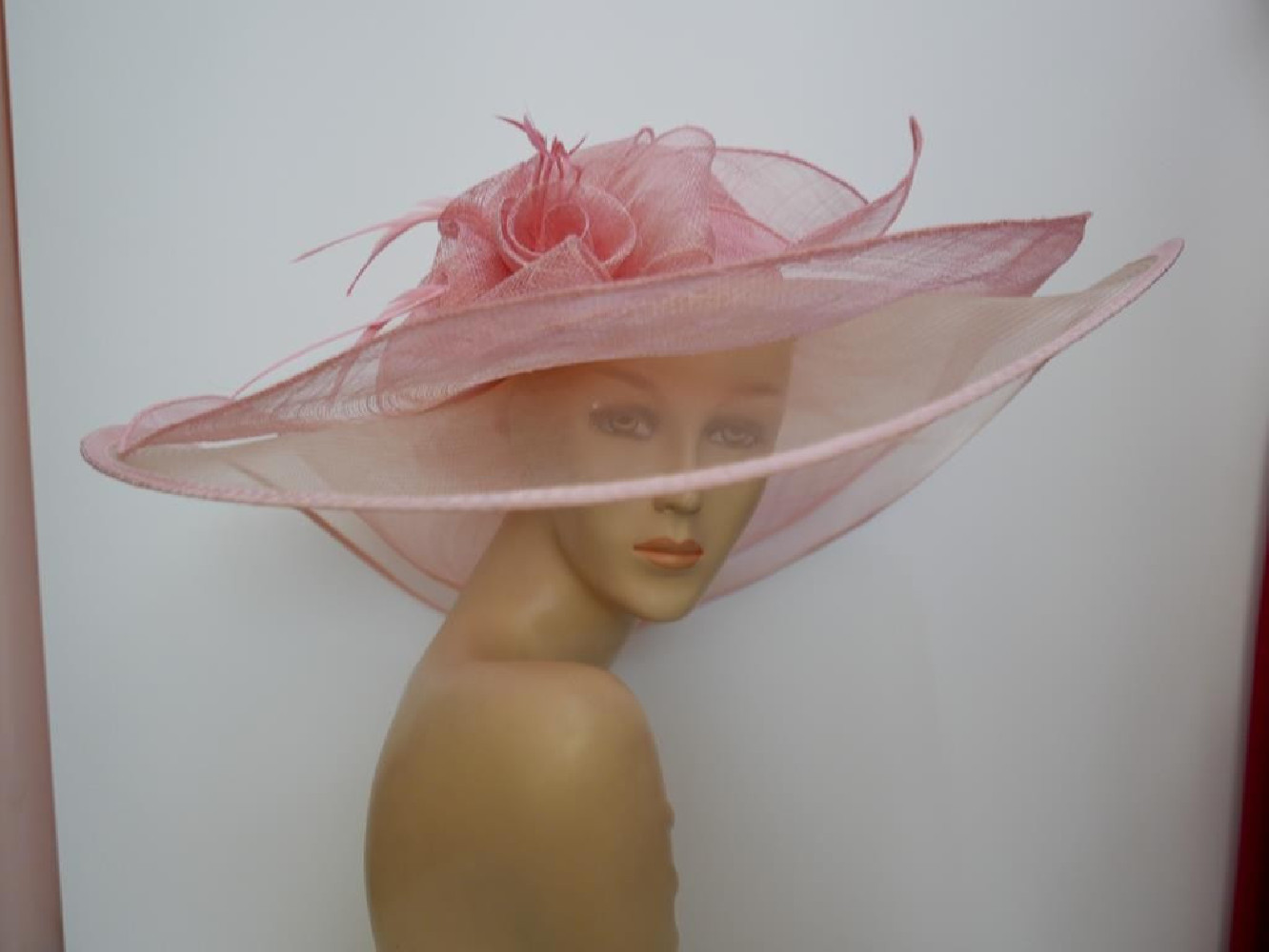 Różowy kapelusz sinamay z dużym rondem do 56 cm