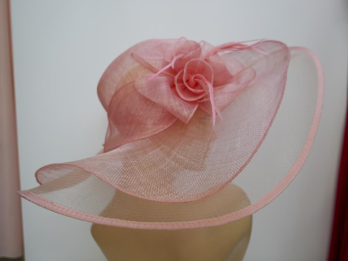 Różowy kapelusz sinamay z dużym rondem do 56 cm