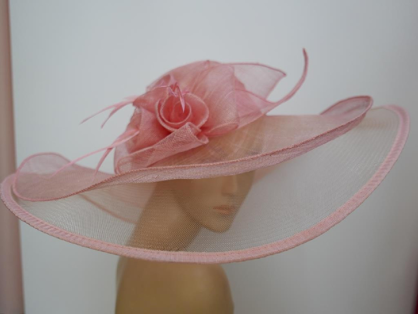 Różowy kapelusz sinamay z dużym rondem do 56 cm