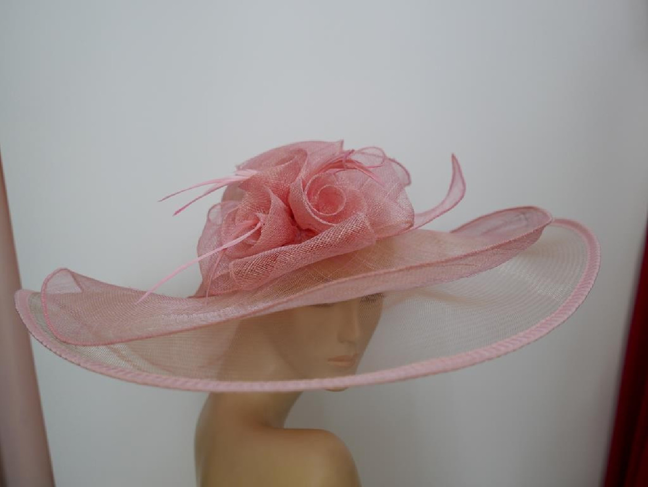 Różowy kapelusz sinamay z dużym rondem do 56 cm