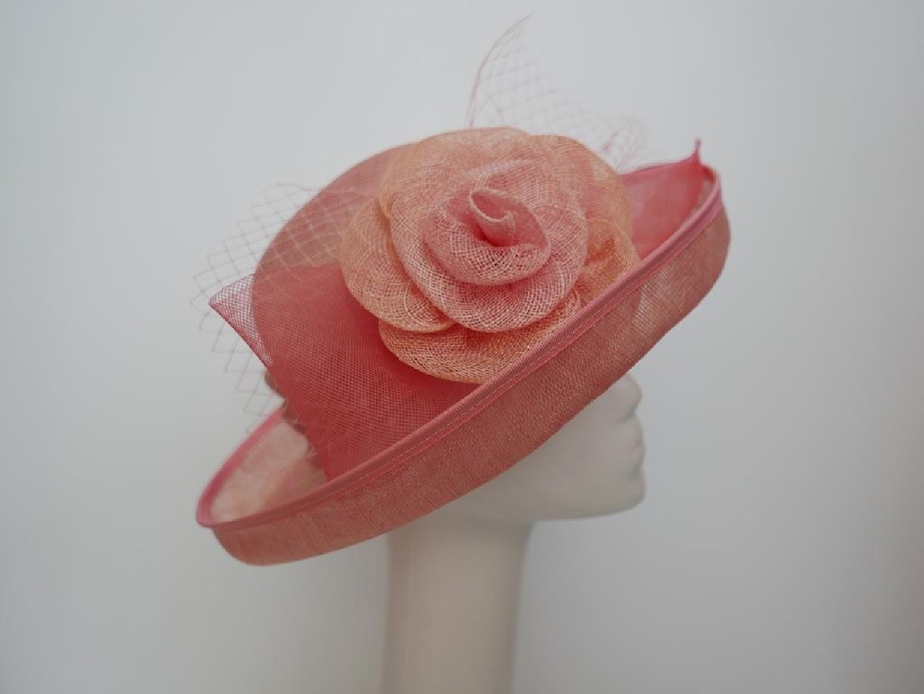 Różowy wizytowy kapelusz z sinamay regulowany do 58 cm