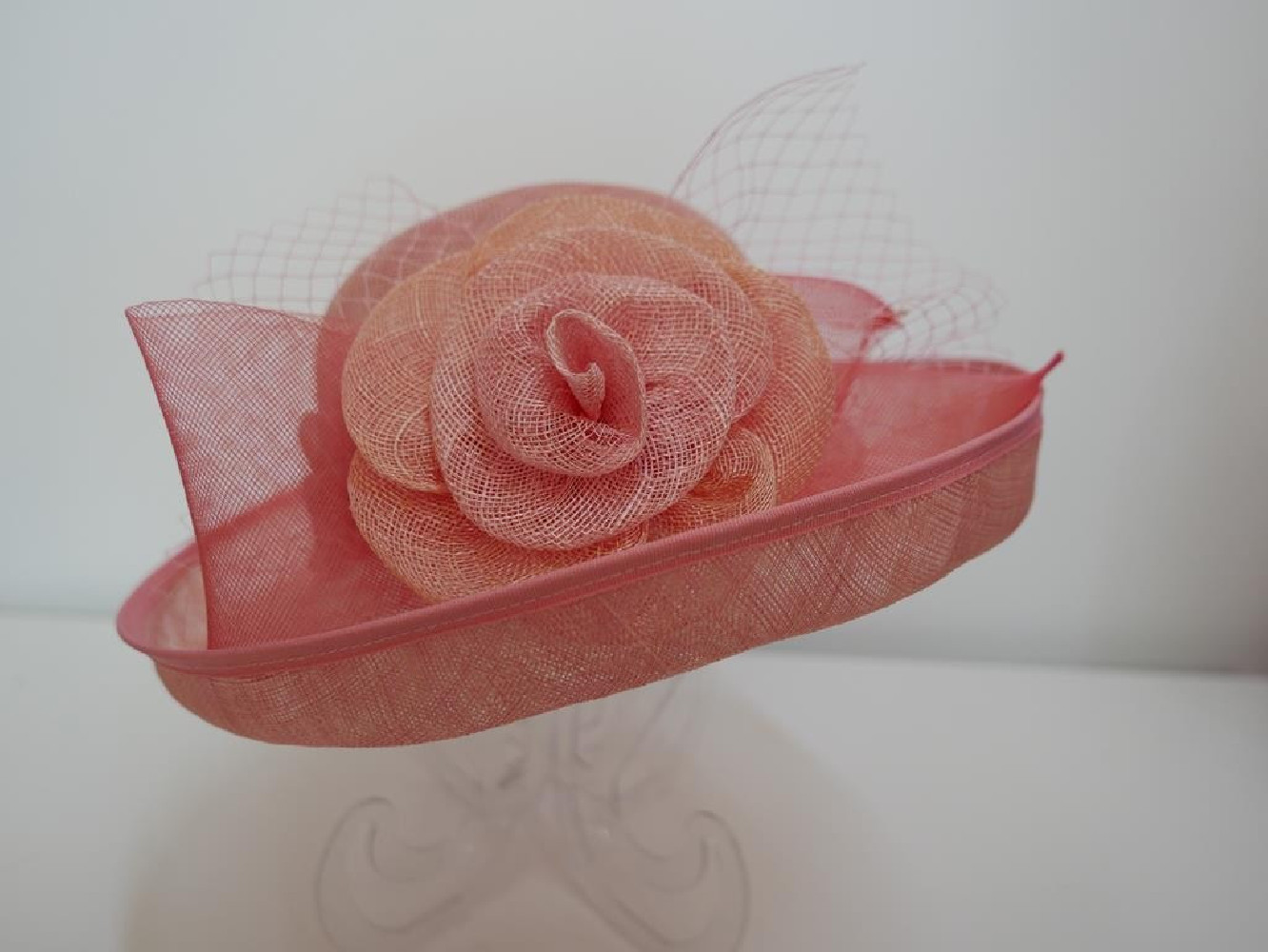 Różowy wizytowy kapelusz z sinamay regulowany do 58 cm