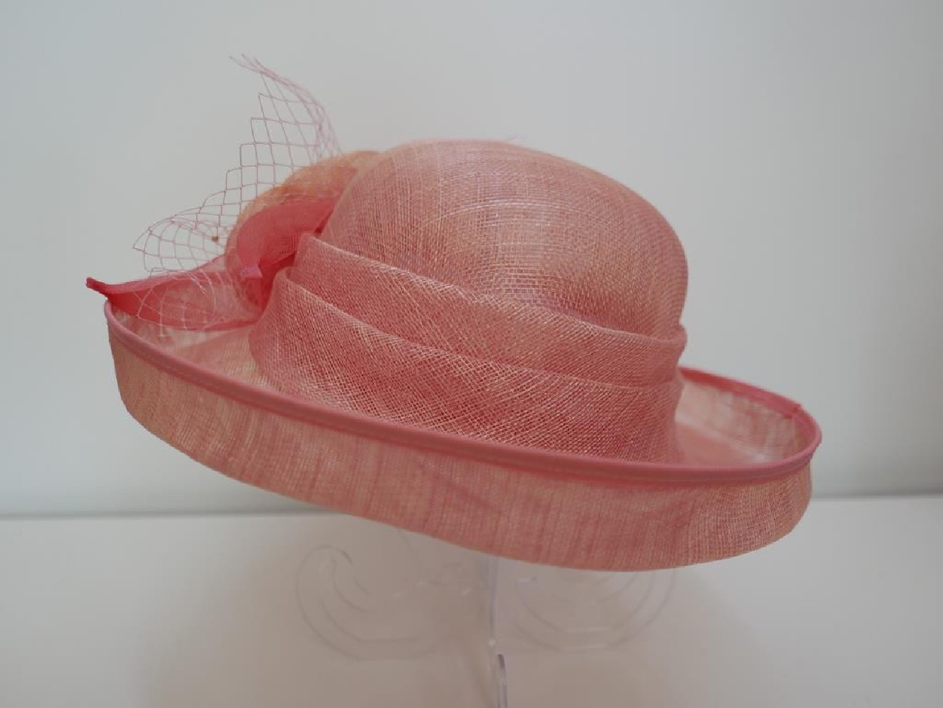 Różowy wizytowy kapelusz z sinamay regulowany do 58 cm