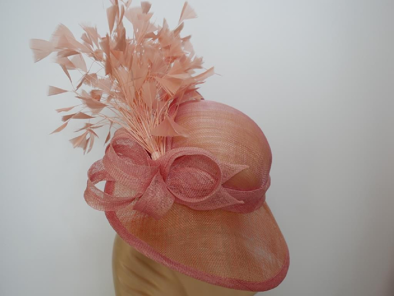 Różowy wizytowy kapelusz z sinamay do 57 cm