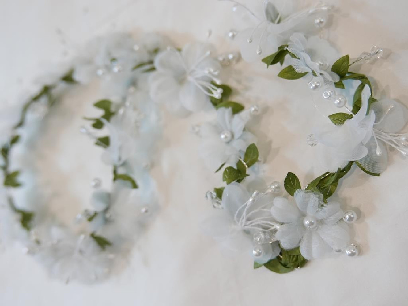 Biało - zielony wianek girlanda, wężyk z kwiatów  80 cm