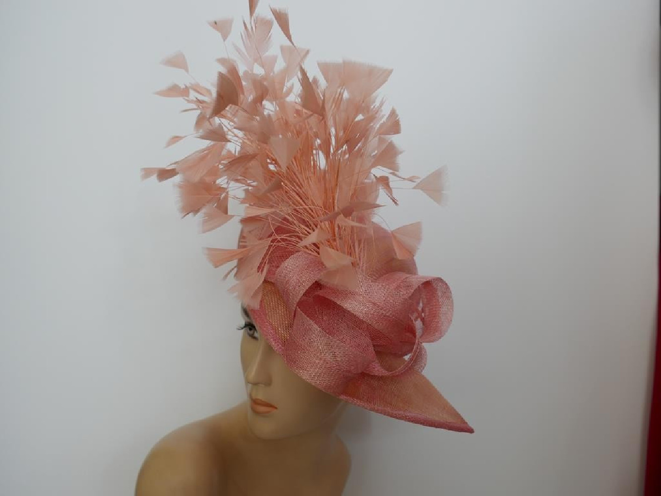 Różowy wizytowy kapelusz z sinamay do 57 cm
