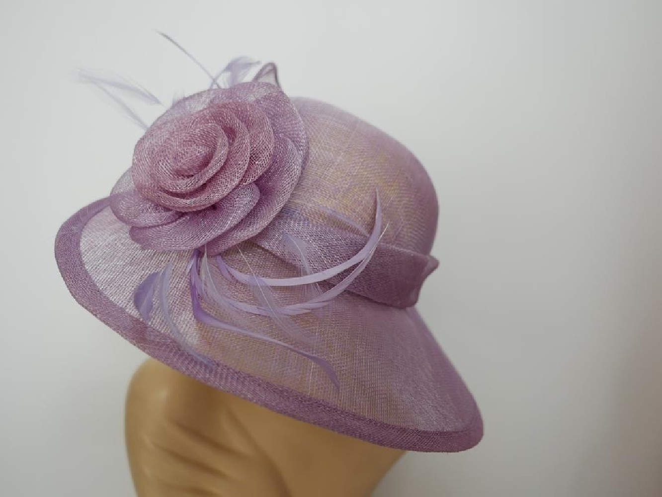 Liliowy wizytowy kapelusz z sinamay do 56 cm