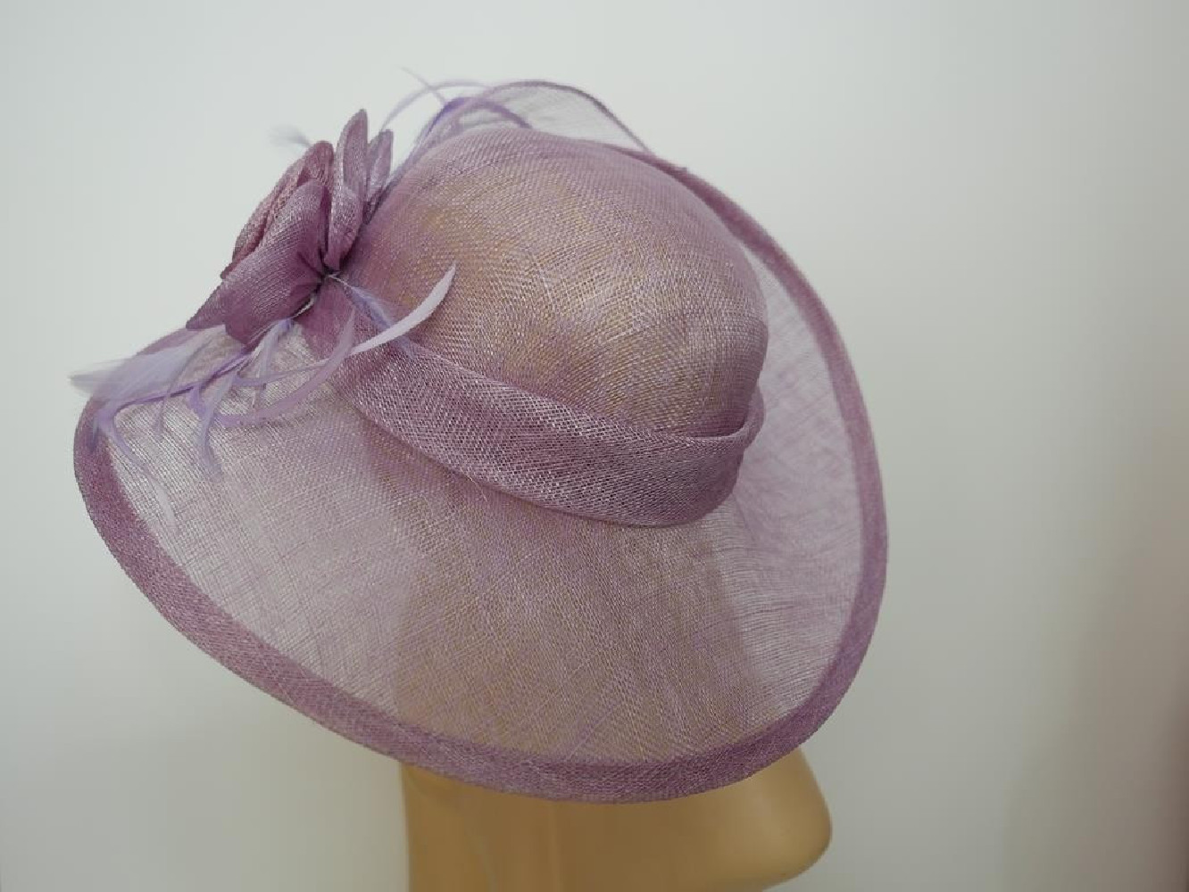 Liliowy wizytowy kapelusz z sinamay do 56 cm