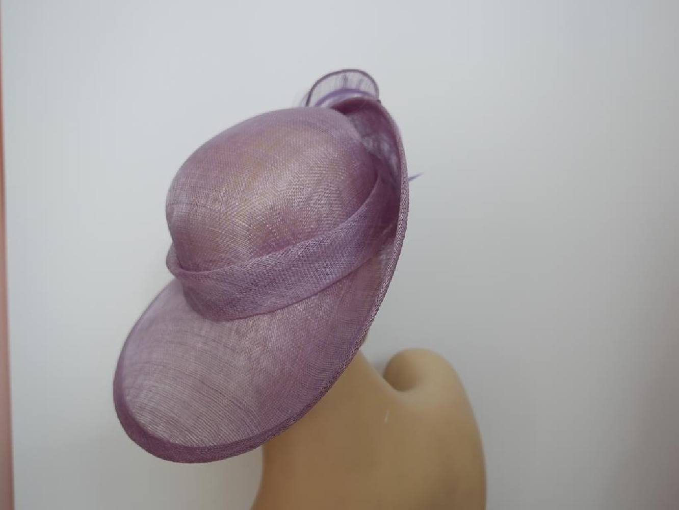 Liliowy wizytowy kapelusz z sinamay do 56 cm