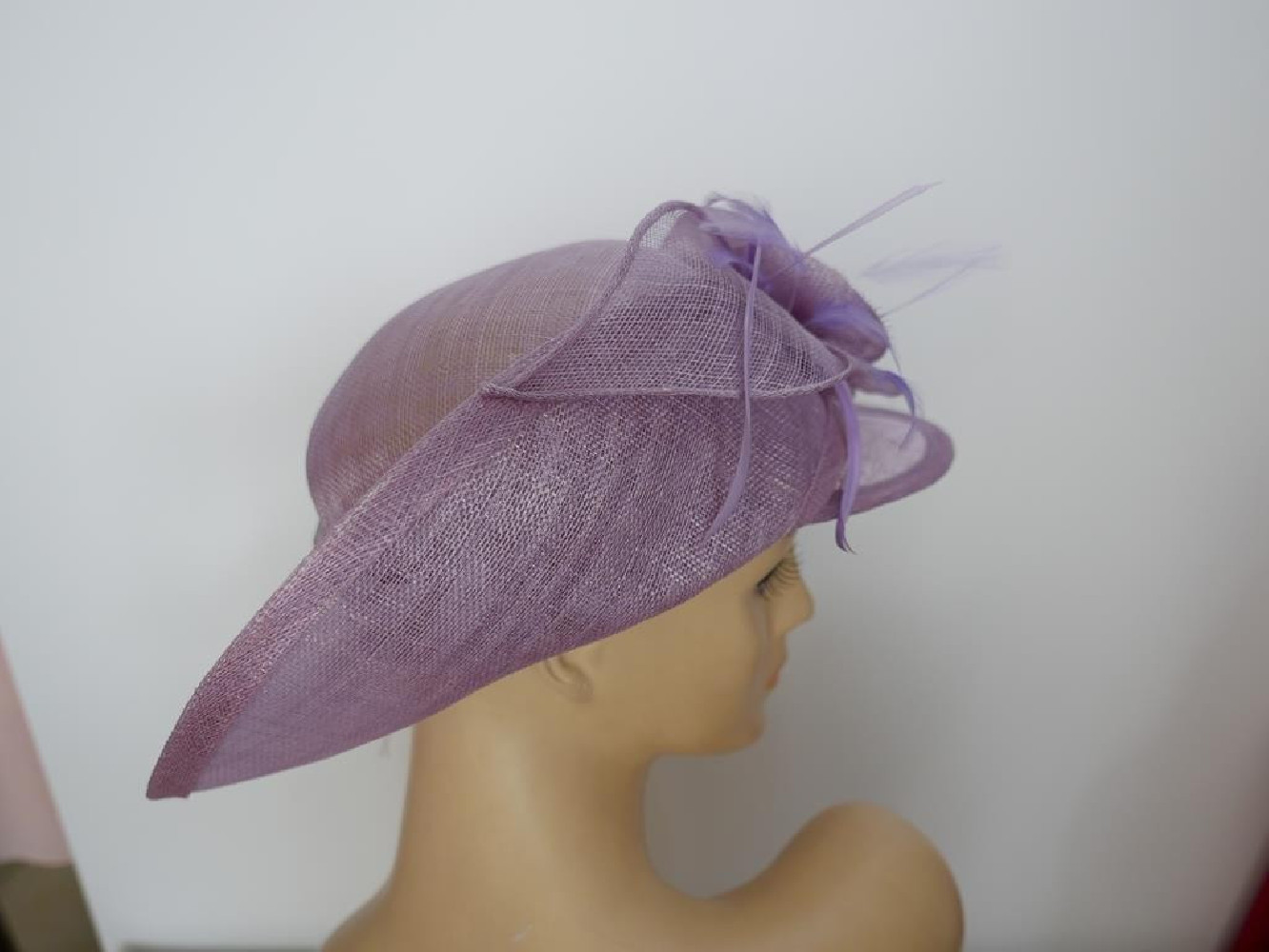 Liliowy wizytowy kapelusz z sinamay do 56 cm