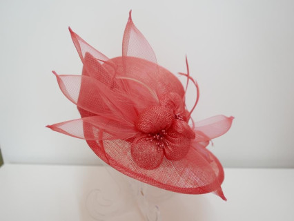 Koralowy wizytowy kapelusz z sinamay do 56 cm