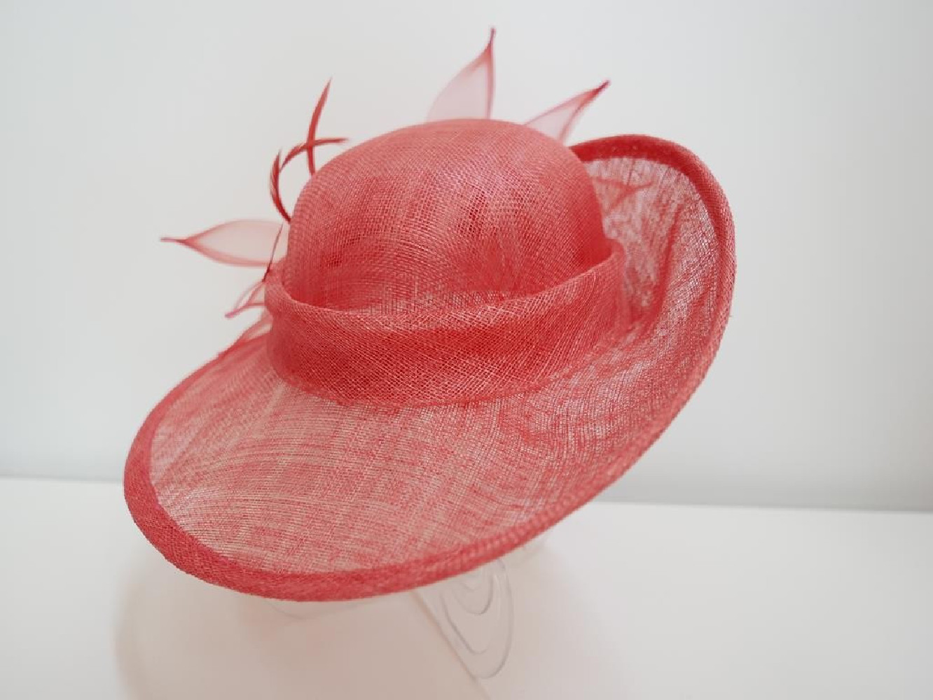Koralowy wizytowy kapelusz z sinamay do 56 cm