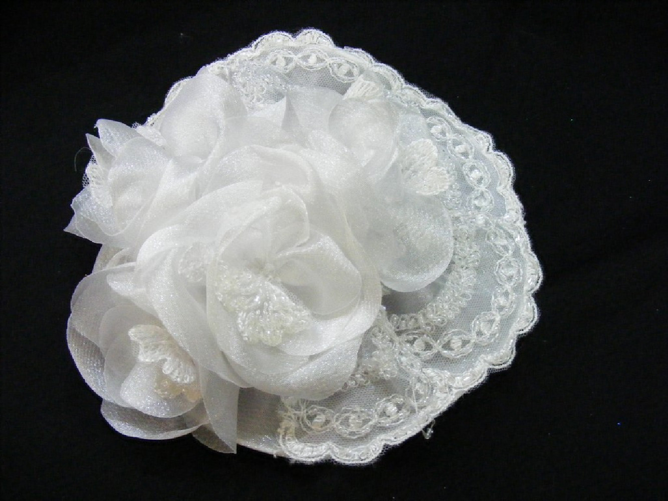 Biały koronkowy- toczek fascynator