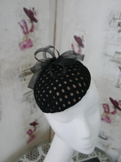 Czarno cielisty toczek fascynator