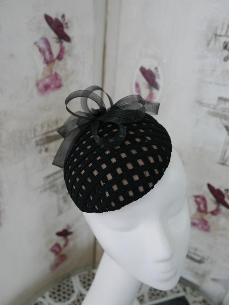 Czarno cielisty toczek fascynator