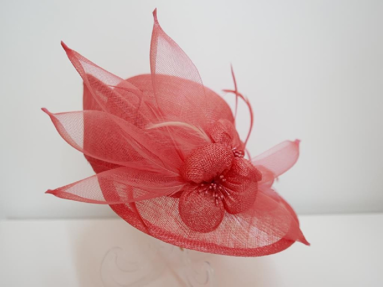 Koralowy wizytowy kapelusz z sinamay do 56 cm