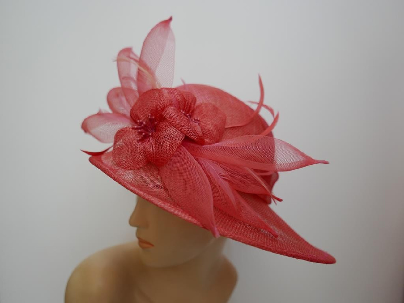 Koralowy wizytowy kapelusz z sinamay do 56 cm