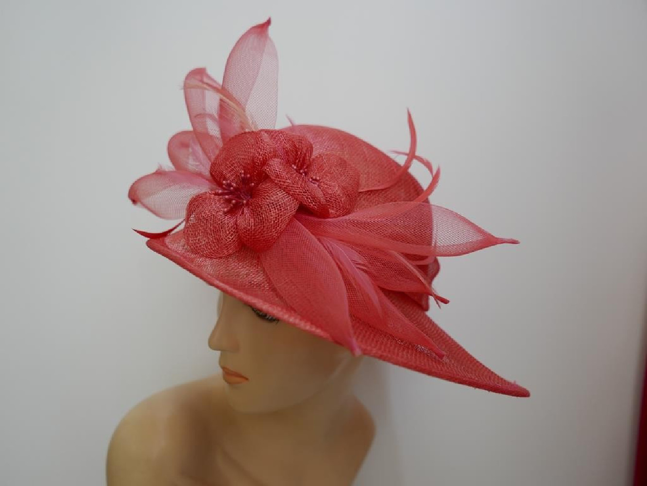 Koralowy wizytowy kapelusz z sinamay do 56 cm