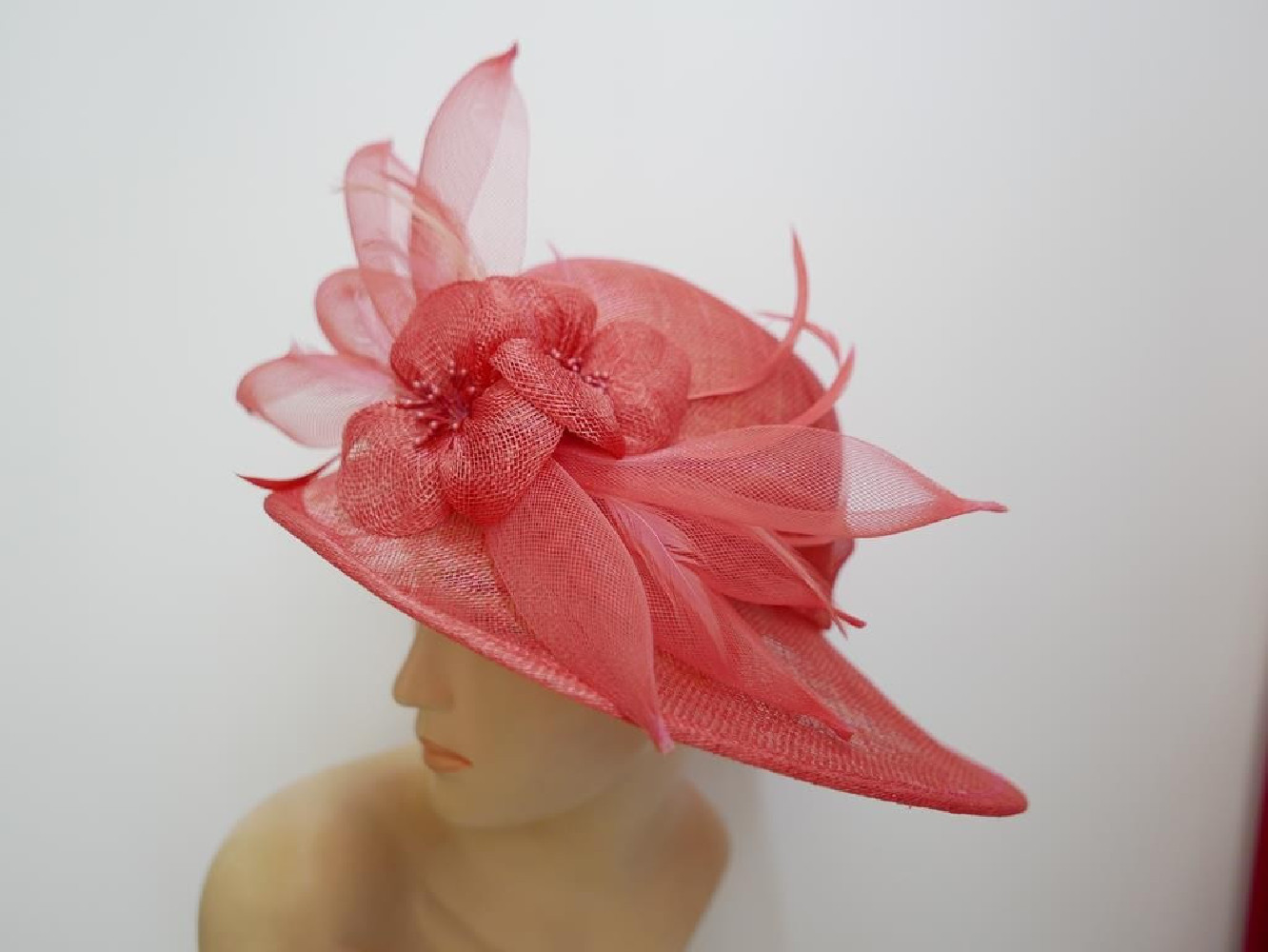 Koralowy wizytowy kapelusz z sinamay do 56 cm
