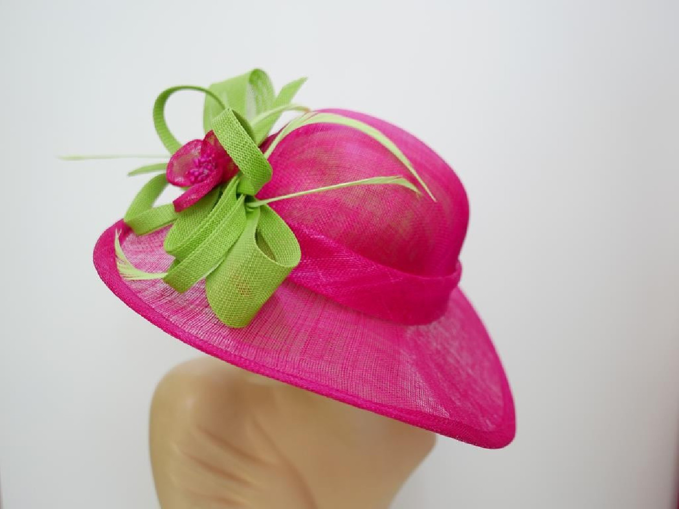 Fuksja z limonką wizytowy kapelusz z sinamay do 56 cm