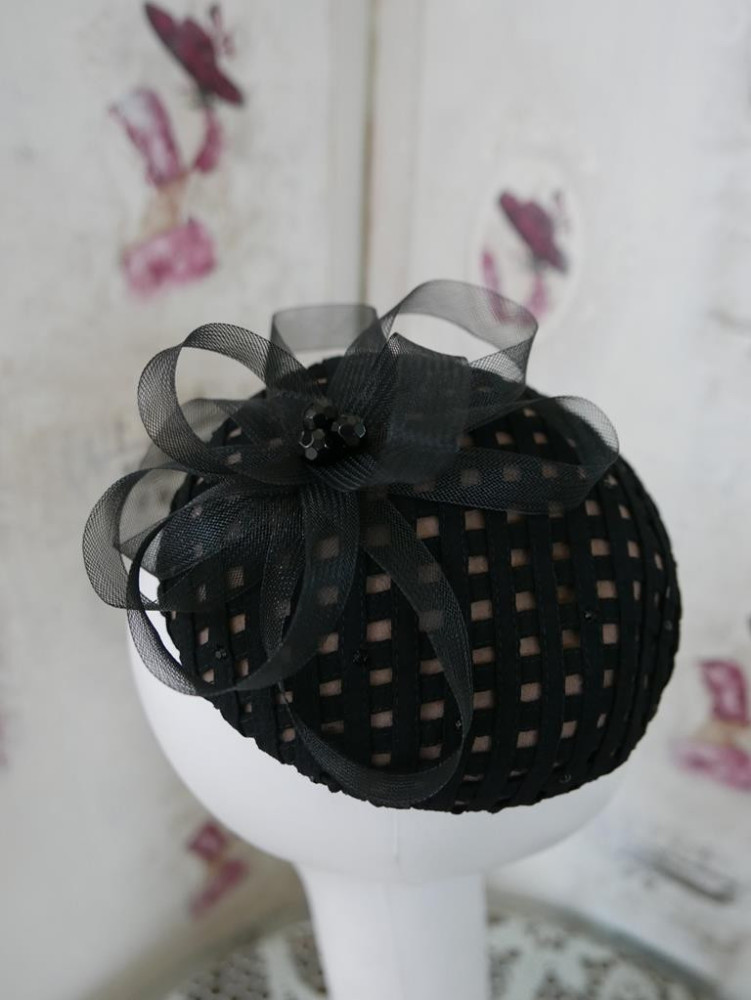 Czarno cielisty toczek fascynator