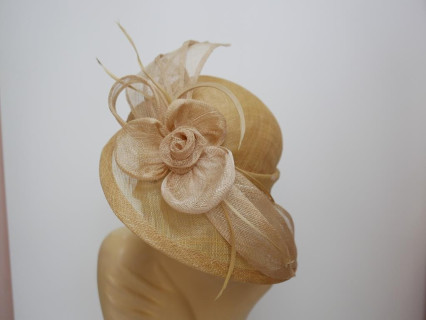 Beżowy wizytowy kapelusz z sinamay do 57 cm