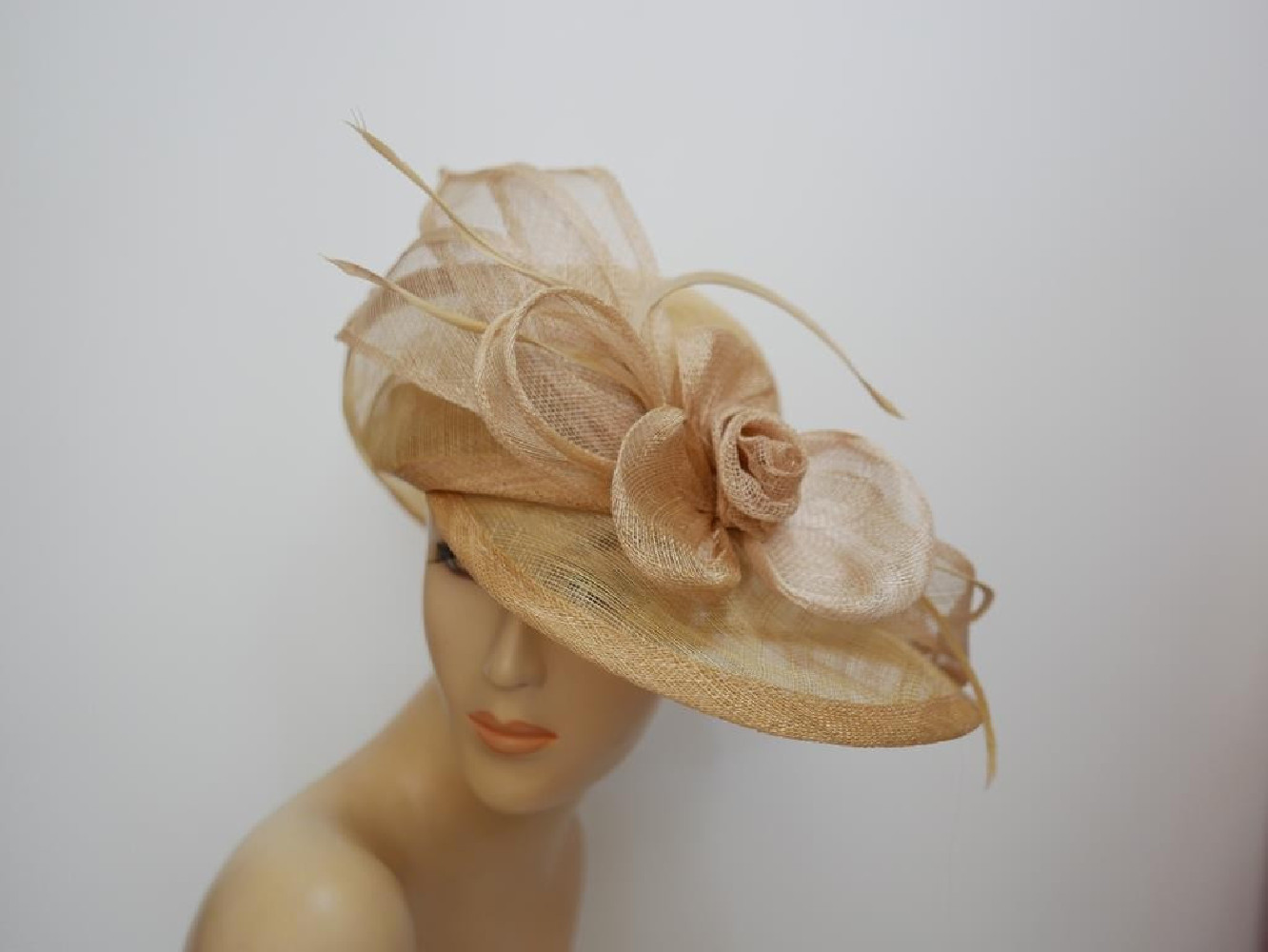Beżowy wizytowy kapelusz z sinamay do 57 cm