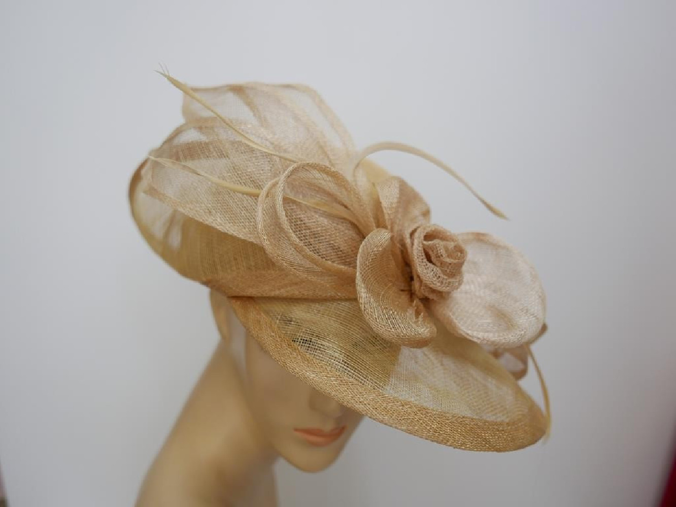 Beżowy wizytowy kapelusz z sinamay do 57 cm