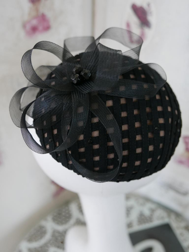 Czarno cielisty toczek fascynator