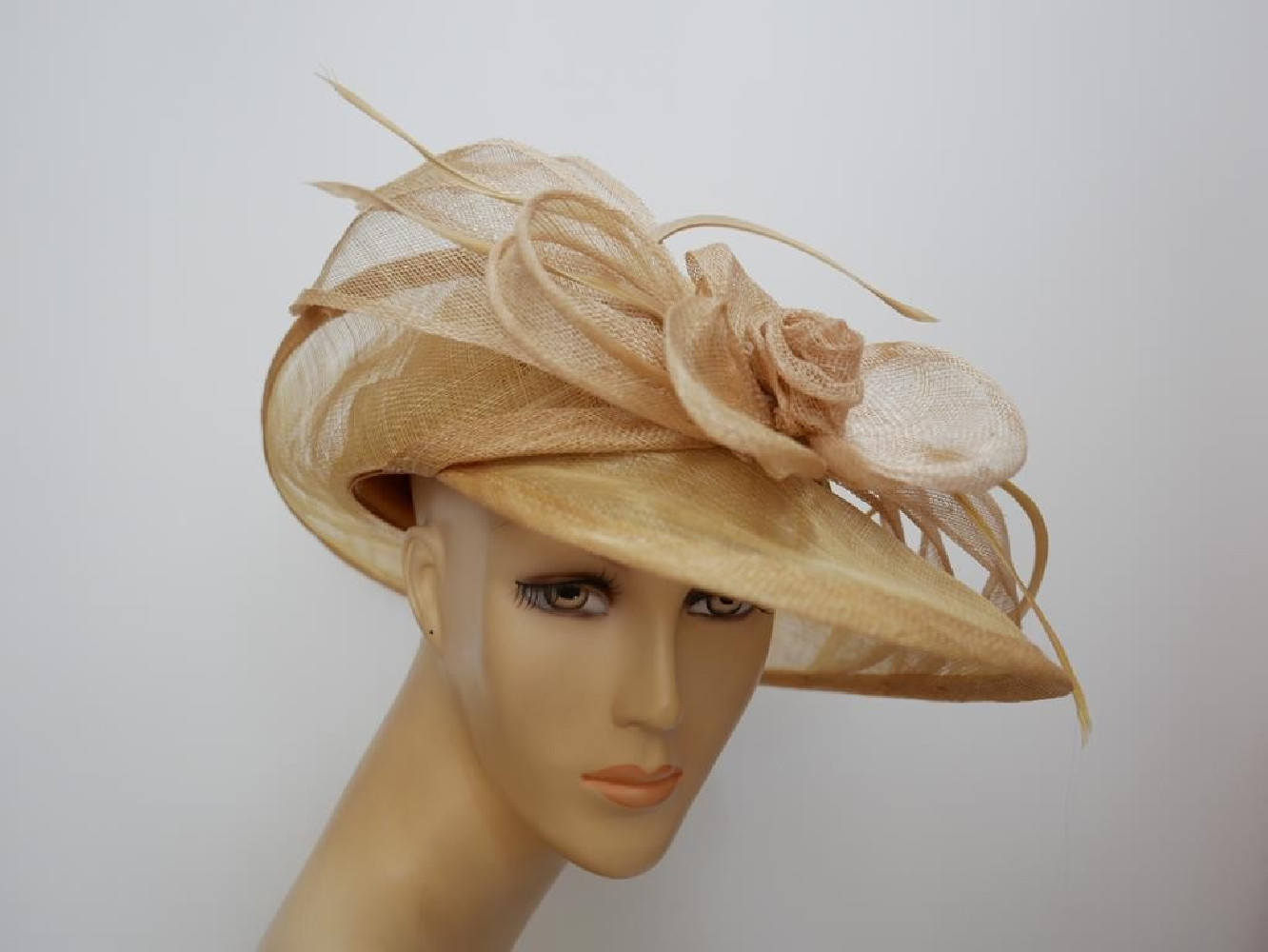Beżowy wizytowy kapelusz z sinamay do 57 cm