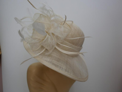 Kremowy wizytowy kapelusz z sinamay do 57 cm