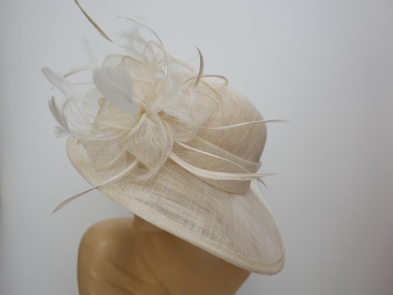 Kremowy wizytowy kapelusz z sinamay do 57 cm