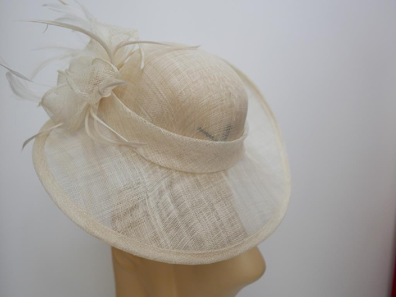 Kremowy wizytowy kapelusz z sinamay do 57 cm