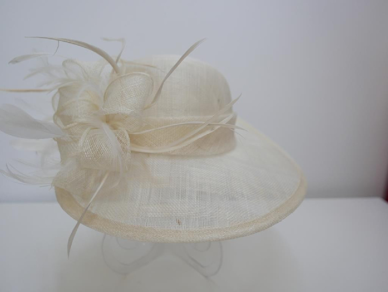 Kremowy wizytowy kapelusz z sinamay do 57 cm