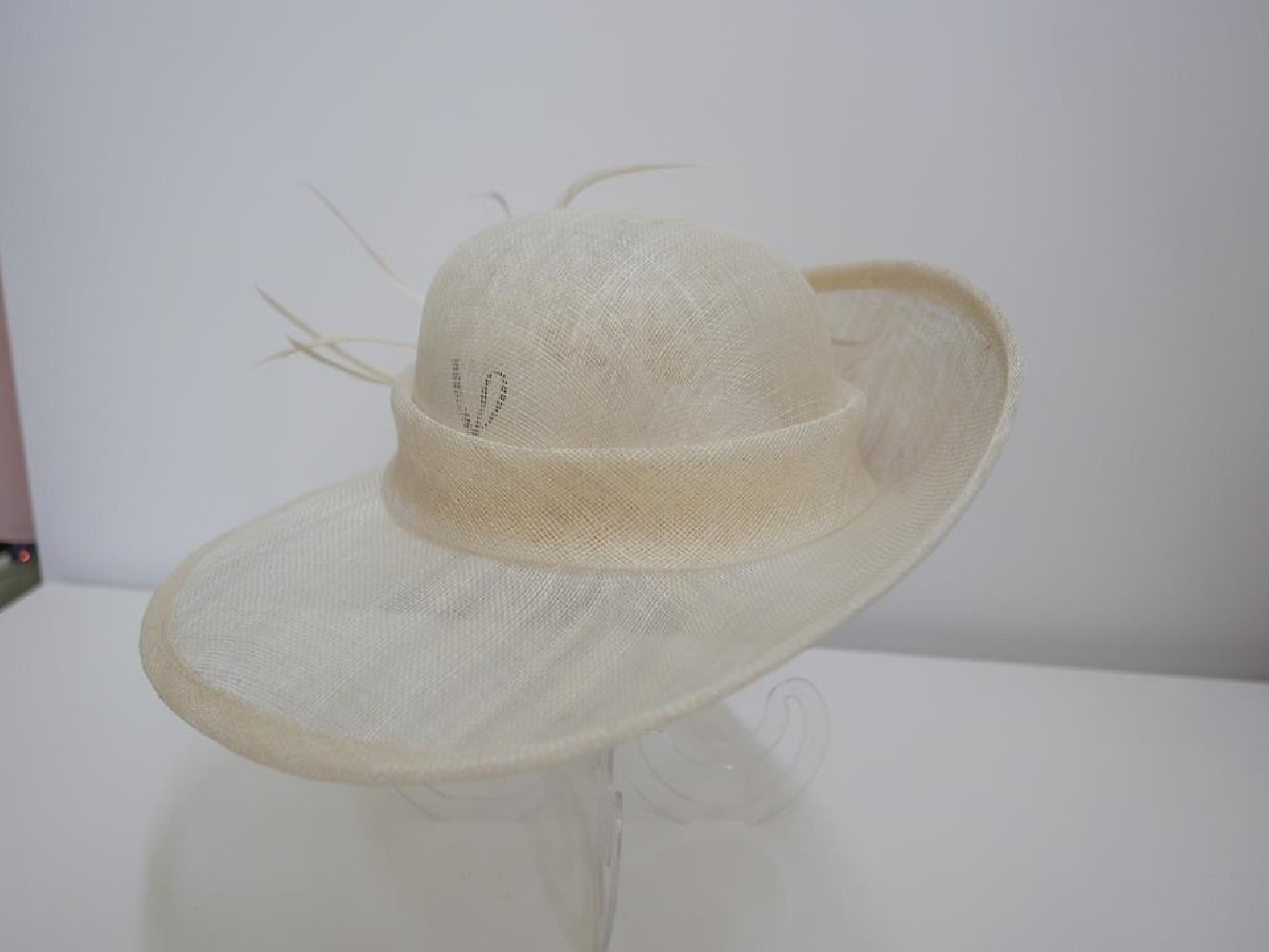 Kremowy wizytowy kapelusz z sinamay do 57 cm