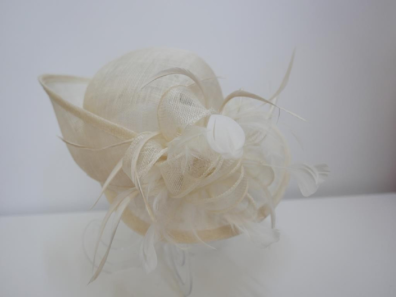 Kremowy wizytowy kapelusz z sinamay do 57 cm