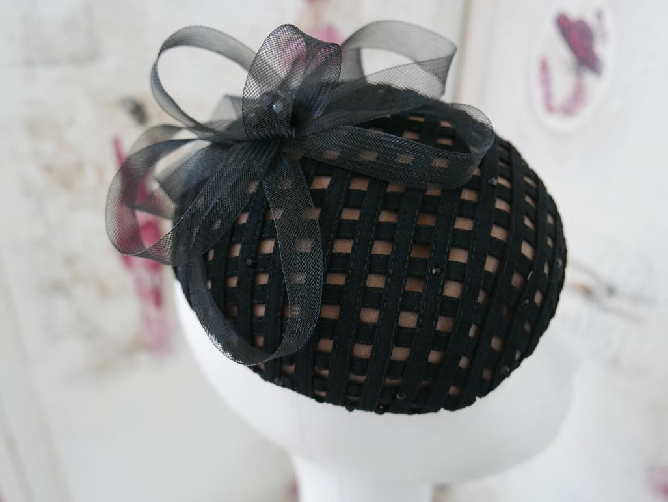 Czarno cielisty toczek fascynator