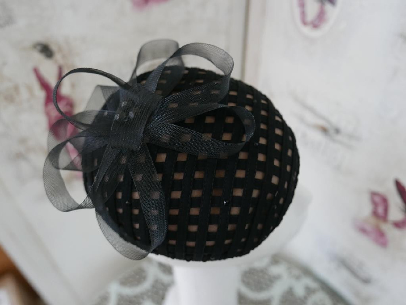 Czarno cielisty toczek fascynator