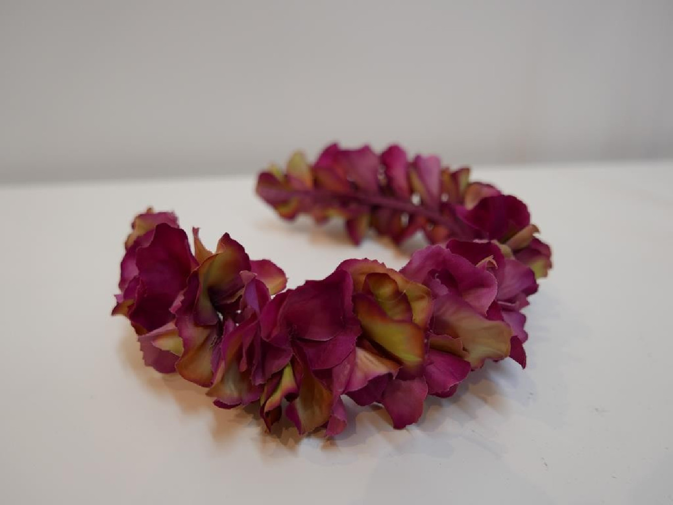 Wianek różowo zielone hortensje na opasce