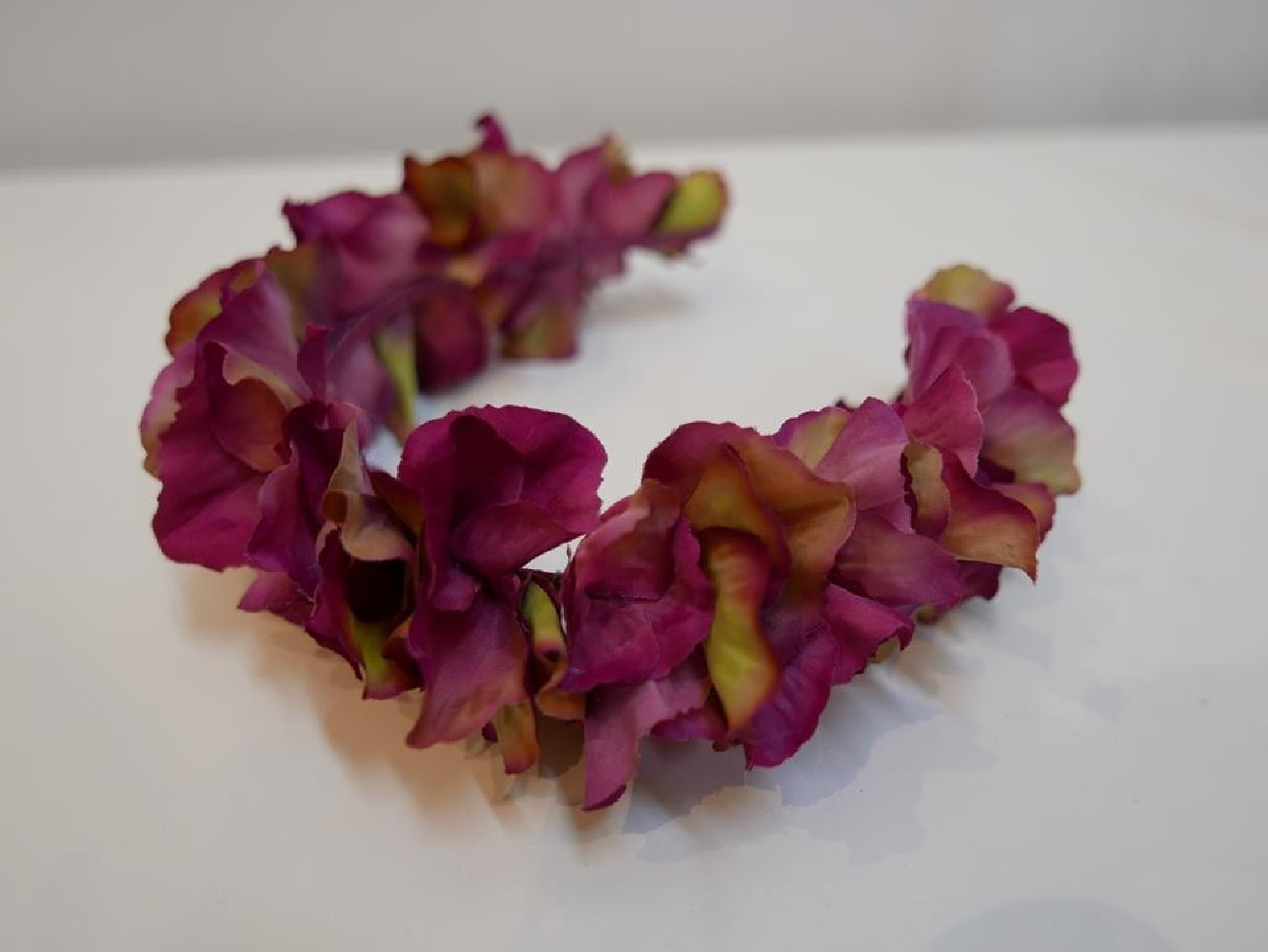 Wianek różowo zielone hortensje na opasce