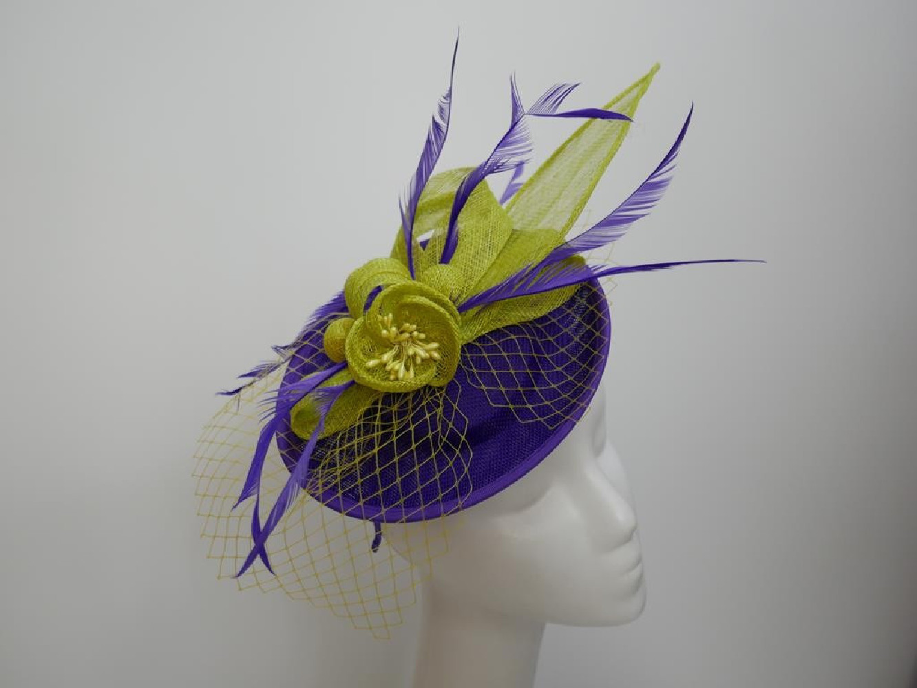 Fiolet z limonką fascynator z piórami i woalką na przepasce