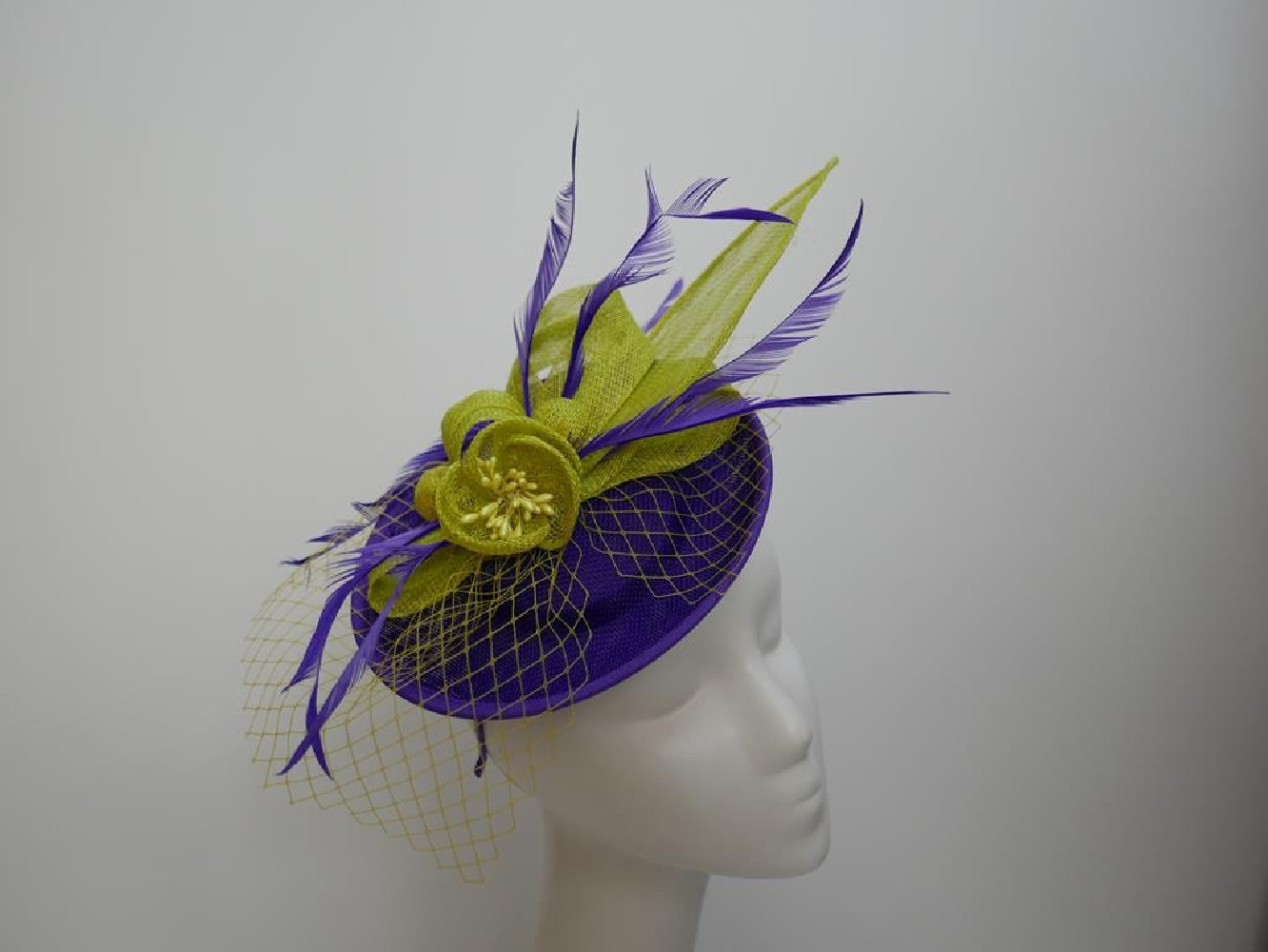 Fiolet z limonką fascynator z piórami i woalką na przepasce