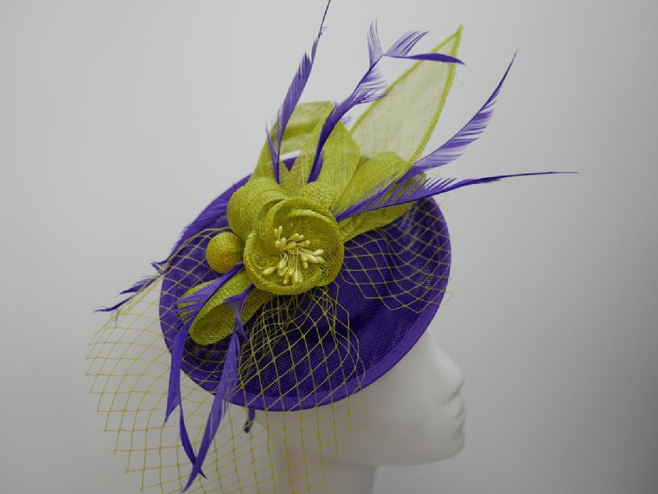 Fiolet z limonką fascynator z piórami i woalką na przepasce