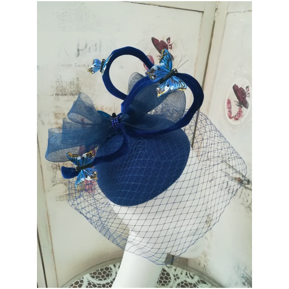 Szafirowo granatowy toczek fascynator z motylami