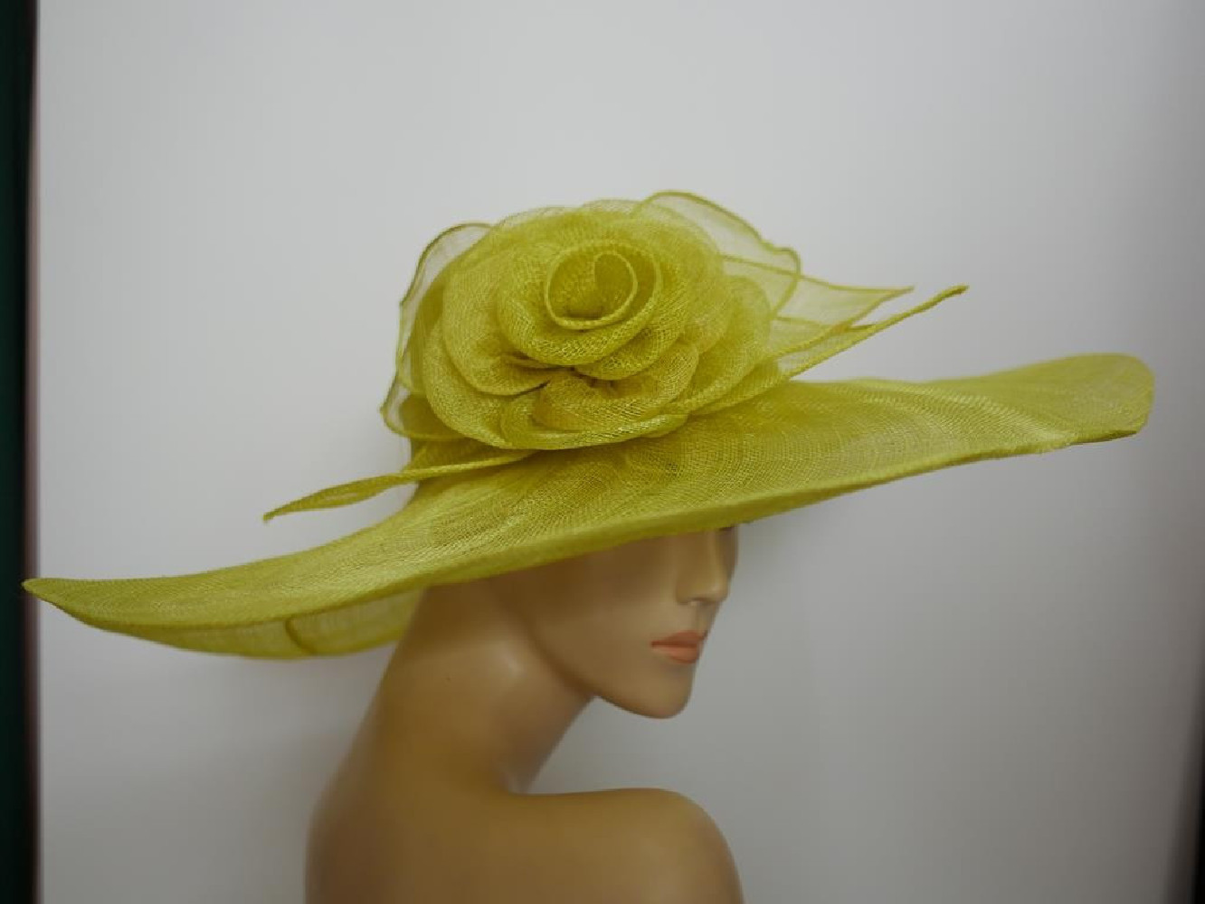 Żółty kapelusz sinamay z dużym rondem do 56 cm