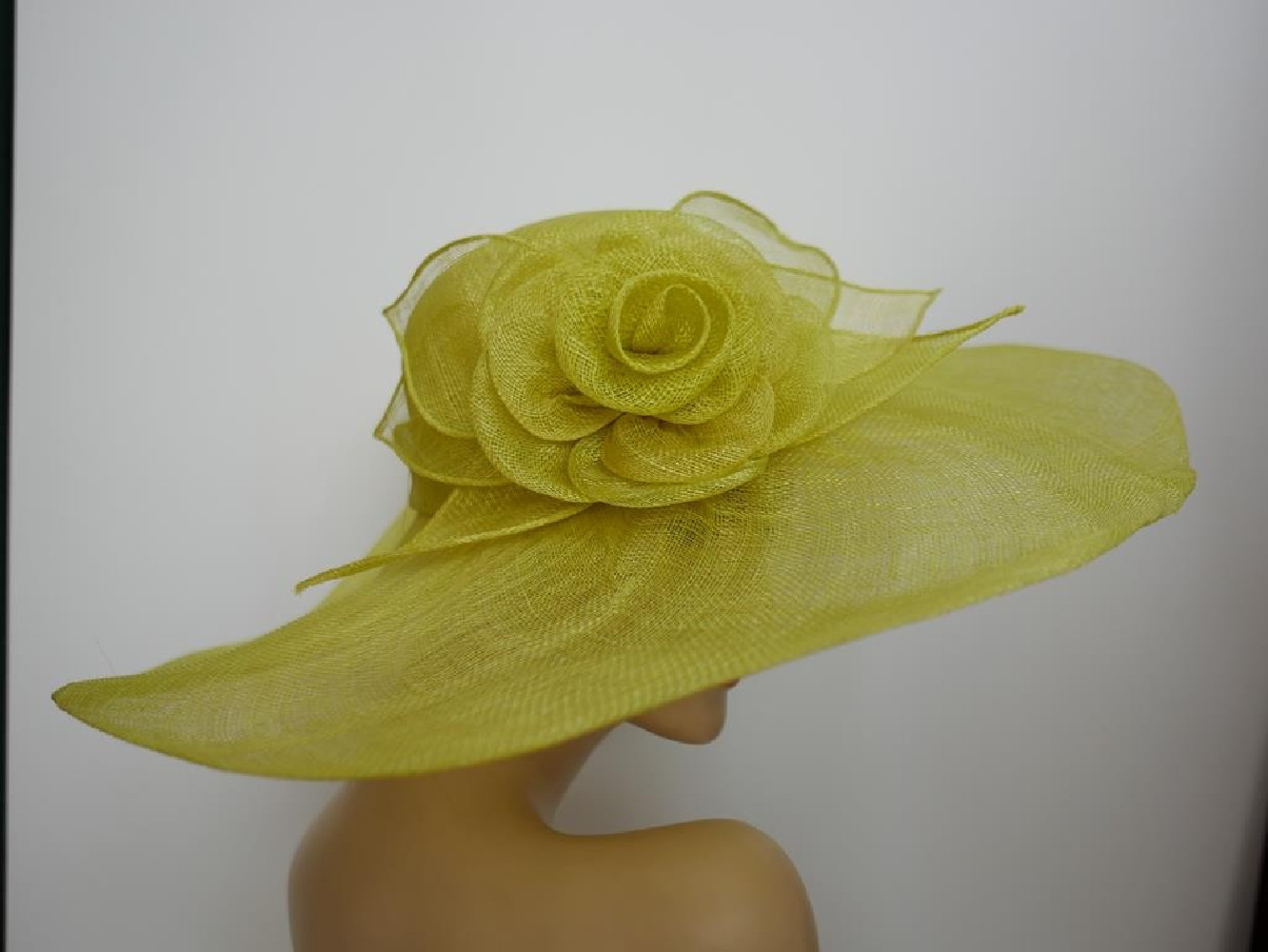 Żółty kapelusz sinamay z dużym rondem do 56 cm