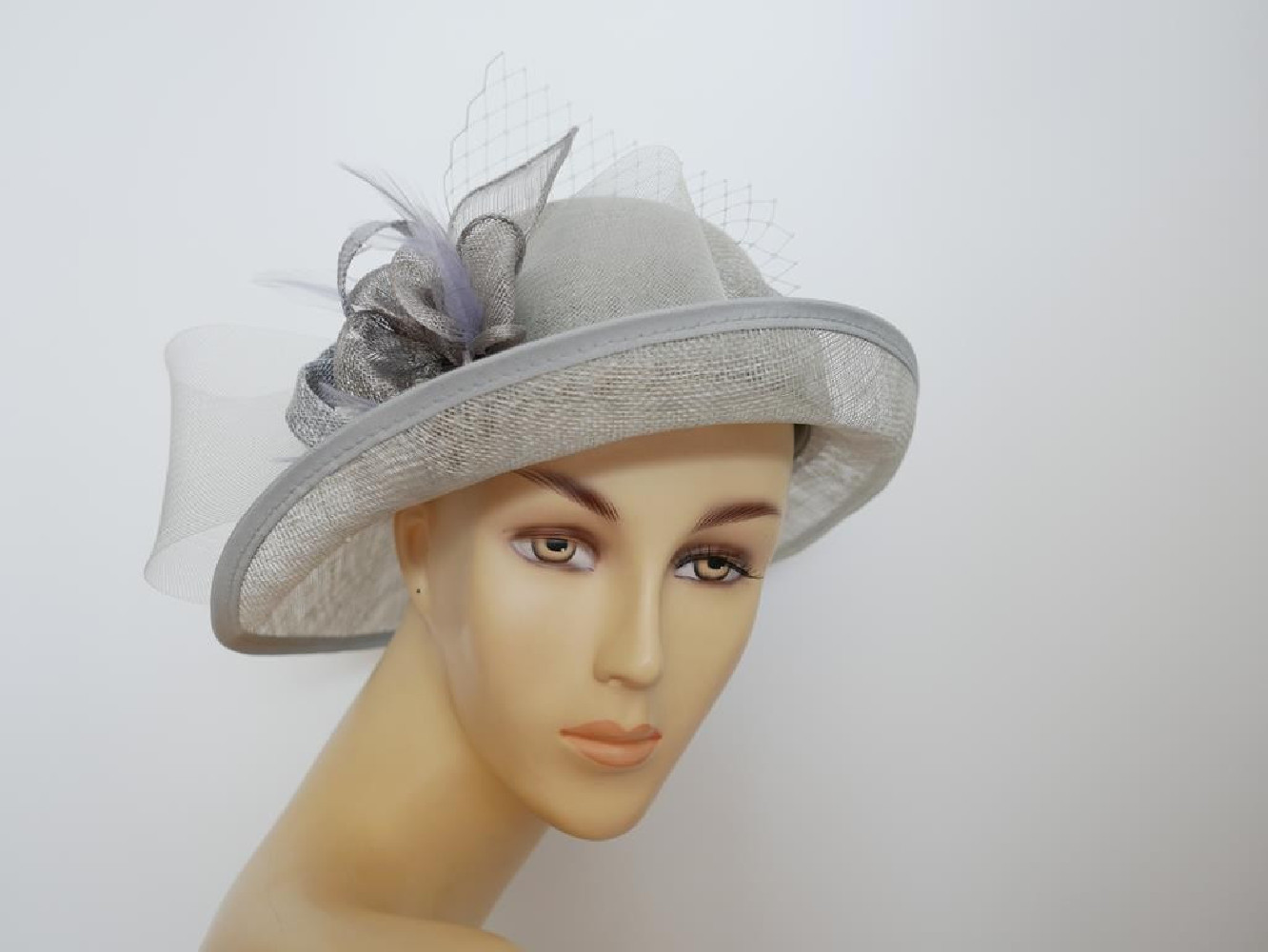 Szary kapelusz z sinamay model retro regulowany do 57 cm