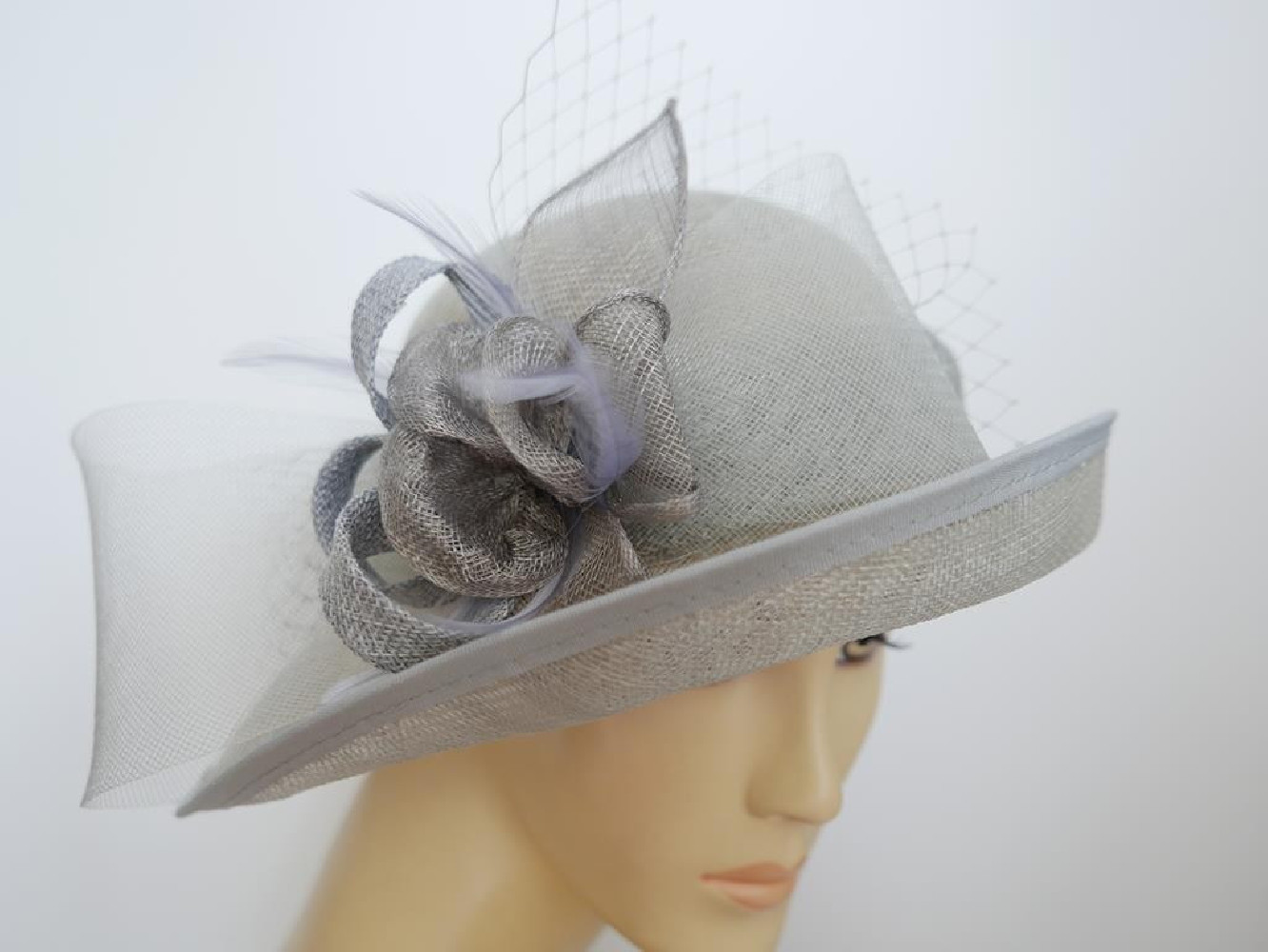 Szary kapelusz z sinamay model retro regulowany do 57 cm
