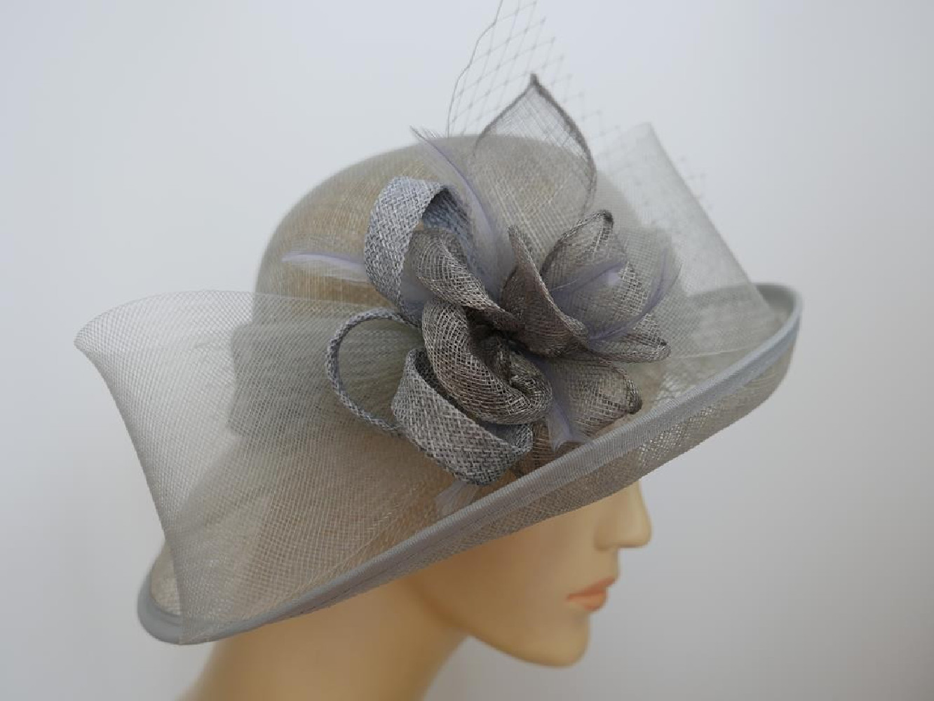 Szary kapelusz z sinamay model retro regulowany do 57 cm